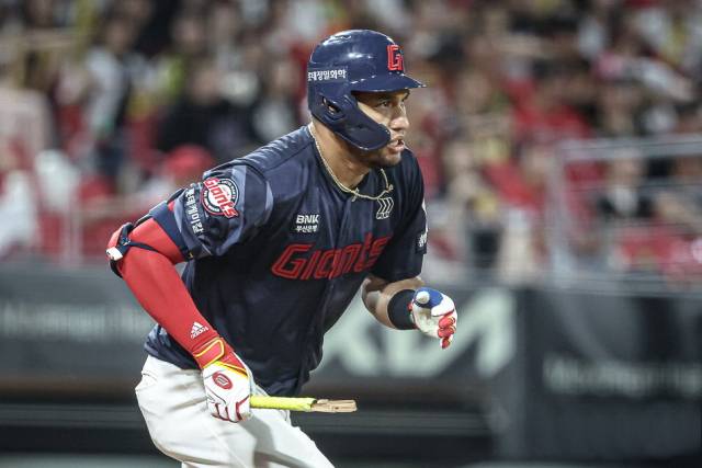 프로야구 사상 첫 2년 연속 200안타를 노리는 롯데 자이언츠의 빅터 레이예스.롯데 자이언츠 제공