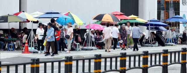 부산에서 4년 만에 ‘떴다방 주의보’가 나올 정도로 분양 시장에 훈풍이 불고 있다. 17일 오후 부산 해운대구 우동 르엘 리버파크 센텀 모델하우스 옆에 떴다방이 등장해 견본주택 방문객들과 상담을 하고 있다. 정종회 기자 jjh@