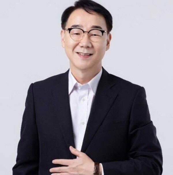 하승철 하동군수가 15일 하동 관광에 대해 설명하고 있다./하동군/