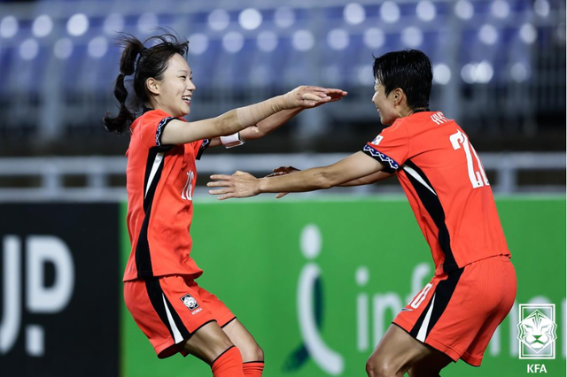 경주한수원WFC 소속 장슬기(왼쪽)가 대만전에서 쐐기골을 성공시킨 후 어시스트한 김혜리와 얼싸안고 있다. 장슬기는 대회 MVP로 선정됐다. KFA 홈페이지 갈무리.