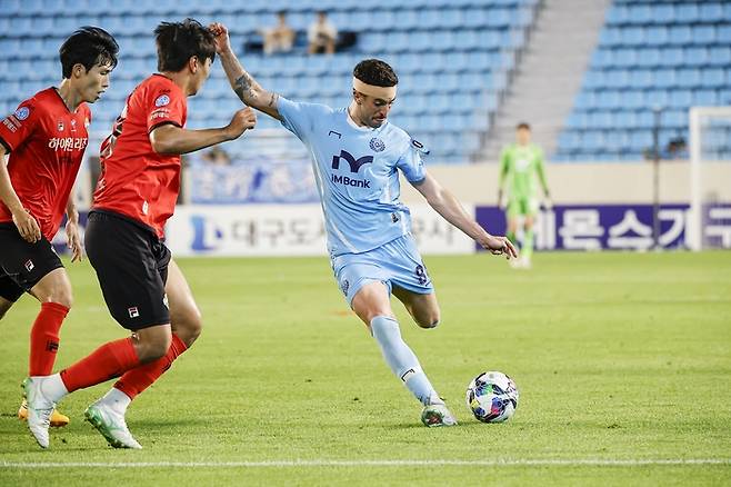 코리아컵 8강에서 강원 선수들을 상대하고 있는  대구FC 카를로스.<대구FC 제공>