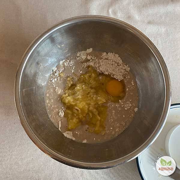 반죽에 으깬 바나나를 넣은 모습