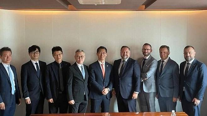 한국에서 회담에 참여하는 폴란드 대표단