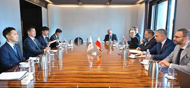 폴란드 대표단과 한국 대표단이 회담하고 있다