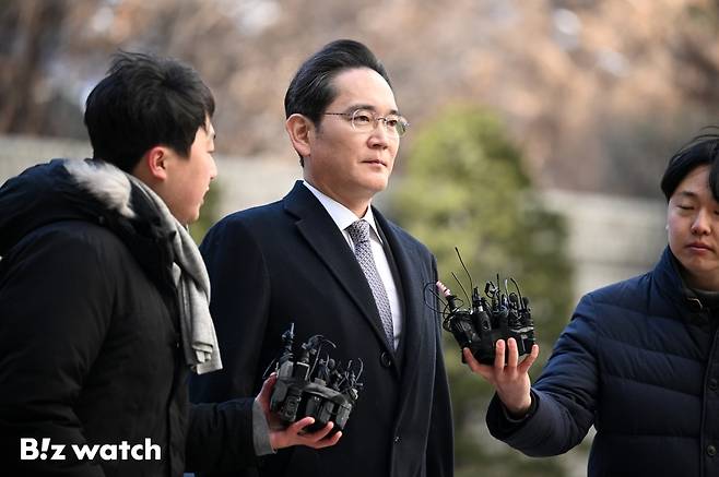 이재용 삼성전자 회장이 지난 2월 3일 오후 서울 서초구 서울고등법원에서 열린 '경영권 불법 승계'의혹 자본시장과금융투자업에관한법률위반등 항소심 선고공판에 출석하고 있다./사진=이명근 기자 qwe123@