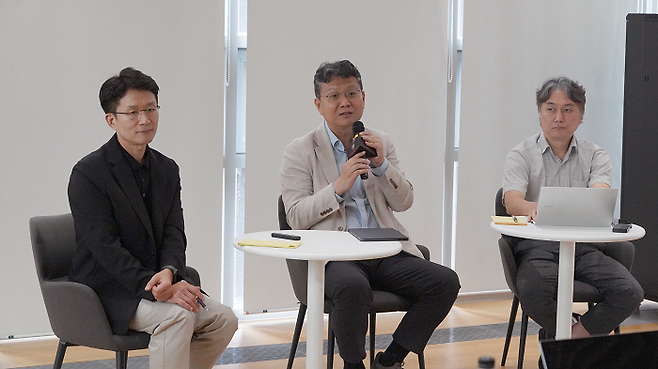(왼쪽부터)최준기 대동에이아이랩 대표, 나영중 대동 P&Biz부문장, 이광욱 대동 국내사업부문장이 17일 기자들의 질문에 답하며 농업 AI의 미래 비전과 추진 전략을 설명했다.