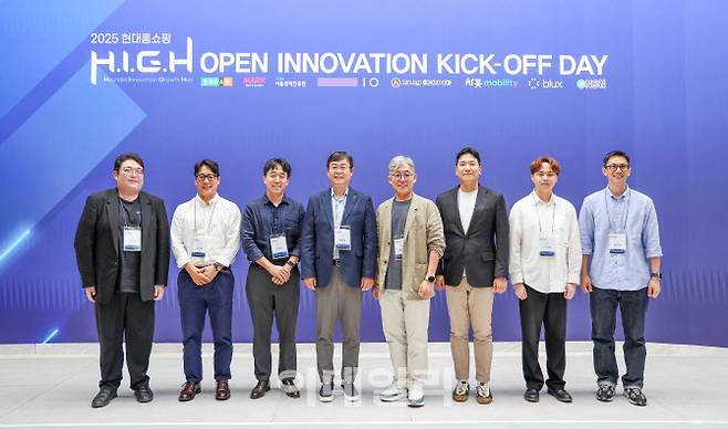 (왼쪽부터)김민준 랭코드 대표, 윤정훈 퍼플아이오 대표, 전종찬 서울경제진흥원 책임, 한광영 현대홈쇼핑 대표이사, 홍경표 마크앤컴퍼니 대표, 강병희 차봇모빌리티 부대표, 이지혁 제트에이아이 대표, 현준엽 로쉬코리아 대표가 17일 오전 서울 강동구 천호동 현대홈쇼핑 본사에서 진행된 ‘2025 현대홈쇼핑 H.I.G.H 오픈 이노베이션 킥오프 데이’에서 기념사진을 찍고 있다. (사진=현대홈쇼핑)