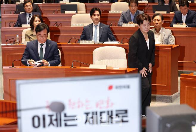 [이데일리 노진환 기자] 윤희숙(오른쪽) 국민의힘 혁신위원장이 9일 오후 서울 여의도 국회에서 열린 의원총회에서 발언을 위해 단상으로 향하고 있다.