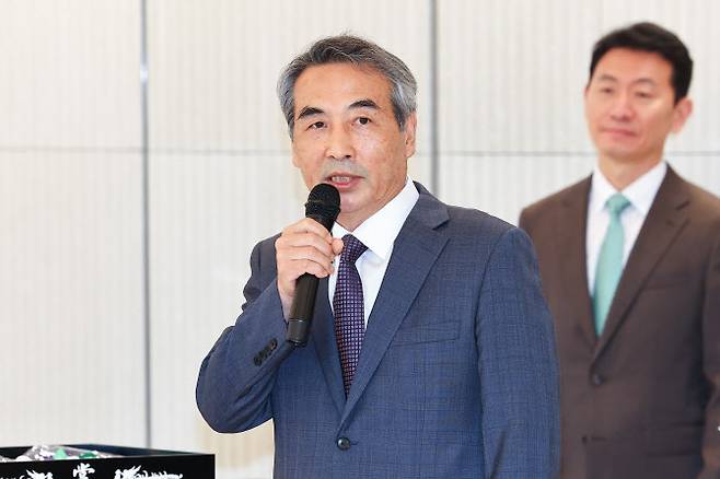 윤석열 전 대통령 부인 김건희 여사와 관련한 각종 의혹 사건을 수사하는 민중기 특별검사가 지난 2일 서울 종로구 KT광화문빌딩에 마련된 사무실 앞에서 현판 제막을 한 뒤 발언하고 있다. (사진=이데일리 방인권 기자)