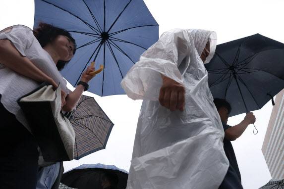 본격적 장마가 시작된 25일 오전 서울 종로구 광화문역 일대에서 시민들이 우산을 쓴 채 이동하고 있다.(사진= 이영훈 기자)