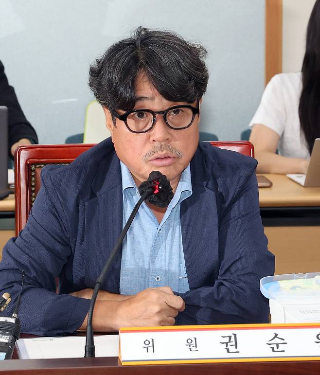 최저임금위원회 공익위원인 권순원 숙명여대 교수가 지난 8일 정부세종청사에서 열린 최저임금위원회 제10차 전원회의에서 발언하고 있다.(사진=연합뉴스)