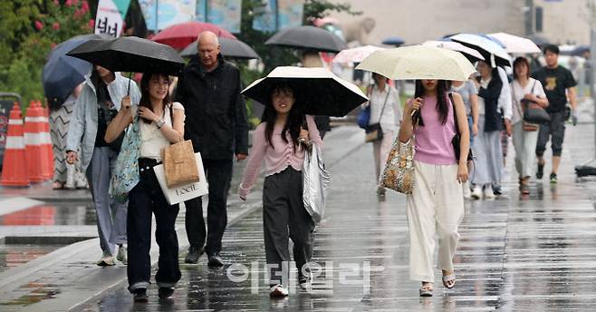 전국 대부분 지역에 많은 비가 내릴 것으로 예보된 16일 서울 광화문광장에서 우산을 쓴 외국인들이 발걸음을 재촉하고 있다. (사진=방인권 기자)