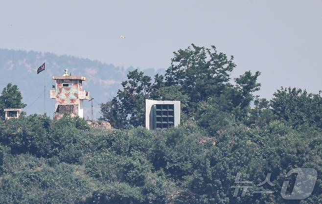 경기 파주시 접경지역에서 바라 본 북측 초소와 대남 확성기. 2025.6.12/뉴스1 ⓒ News1 김도우 기자