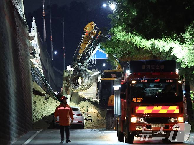 16일 오후 경기 오산시 가장교차로 고가도로 옹벽이 무너져 소방관들이 매몰된 차량구조작업을 하고 있다. 2025.7.16/뉴스1 ⓒ News1 김영운 기자