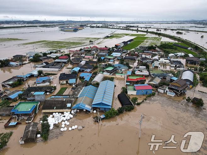 17일 오전 충남 예산군 삽교읍 용동3리 마을이 밤사이 내린 집중호우에 침수돼 있다. 2025.7.17/뉴스1 ⓒ News1 김기태 기자