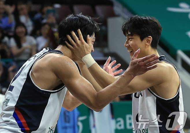 11일 오후 경기도 안양 정관장 체육관에서 열린 하나은행 초청 2025 남자농구 국가대표 평가전 대한민국과 일본의 경기에서 박지훈(오른쪽)이 덩크슛을 꽂아 넣은 여준석과 기쁨을 나누고 있다. 2025.7.11/뉴스1 ⓒ News1 박정호 기자