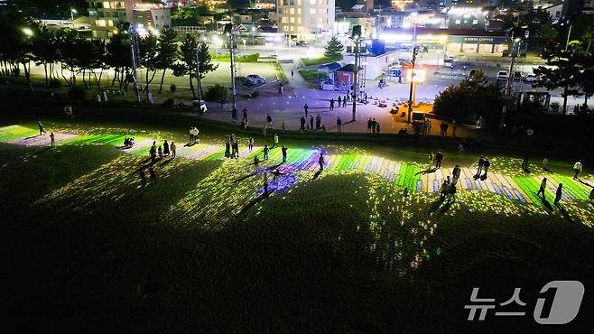 속초해수욕장 미디어아트 '빛의 바다, 속초'.(속초시 제공, 재판매 및 DB 금지) 2025.7.17/뉴스1