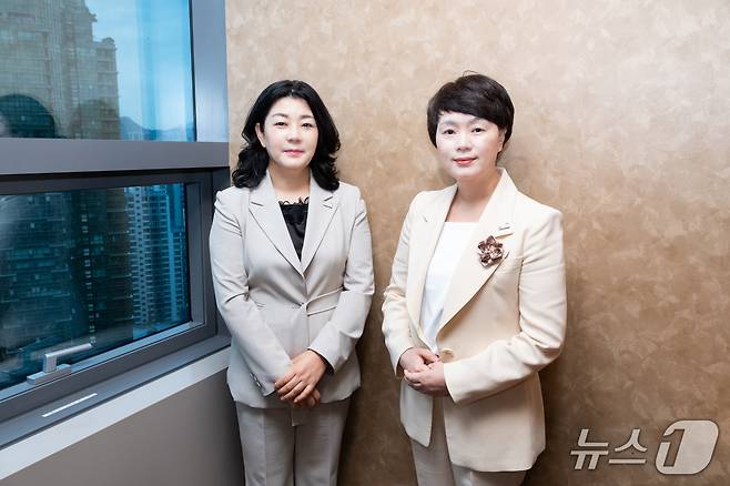 대한간호조무사협회 곽지연(오른쪽) 회장과 정은숙 수석부회장이 16일 서울 마포구에서 열린 기자회견에서 발언하고 있다.