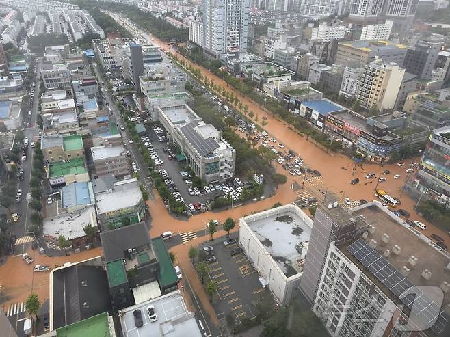 시간당 최대 80㎜의 폭우가 쏟아지고 있는 17일 광주 광산구 첨단 사거리 도로 전역이 침수돼 있다.(독자 제공. 재판매 및 DB 금지) 2025.7.17 2025.7.17/뉴스1 ⓒ News1 최성국 기자