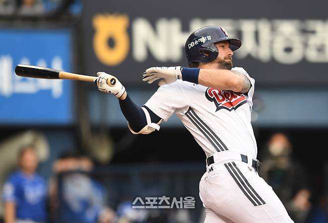 두산 케이브가 3일 잠실구장에서 열린 2025 KBO리그 삼성과의 경기 3회말 2사 2루 상황에서 삼성 선발 쵱원태를 상대로 1타점 2루타를 치고 있다. 잠실 | 박진업 기자 upandup@sportsseoul.com