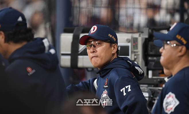 두산 이승엽 감독이 서울 고척스카이돔에서 열린 2025 KBO리그 키움과 경기 도중 외야 쪽을 바라보고 있다.  고척 | 최승섭기자 thunder@sportsseoul.com