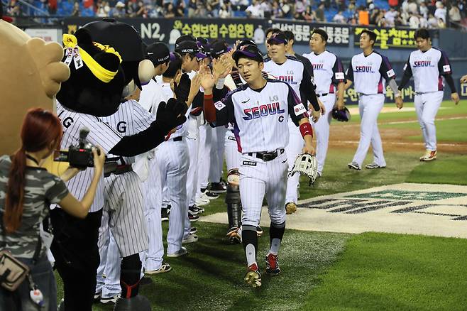 LG 선수들이 서울 잠실구장에서 열린 2025 KBO리그 KIA전에서 승리한 후 하이파이브를 하고 있다. 사진 | LG 트윈스