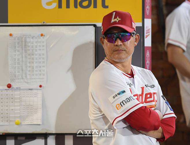 SSG 이숭용 감독이 인천 SSG랜더스필드에서 열린 2025 KBO리그 KT와 경기 도중 덕아웃 선수들을 살펴보고 있다.  문학 | 최승섭기자 thunder@sportsseoul.com