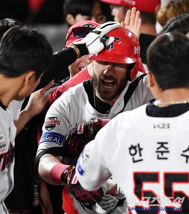 4일 광주 기아 챔피언스필드에서 열린 롯데-KIA전. 8회말 2사 1루 위즈덤이 투런포를 친 후 동료들과 환호하고 있다. 광주=정재근 기자 cjg@sportschosun.com/2025.7.4/