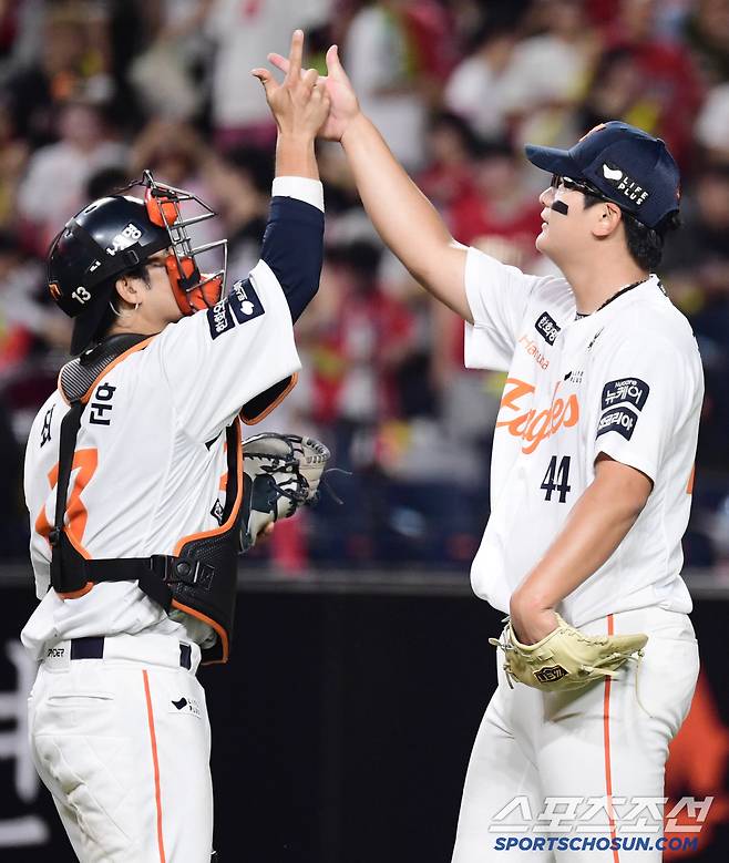 9일 대전 한화생명 볼파크에서 열린 한화와 KIA의 경기. 한화가 KIA에 7대 4로 승리했다. 경기 종료 후 승리의 기쁨을 나누고 있는 최재훈, 김서현. 대전=송정헌 기자songs@sportschosun.com/2025.07.09/