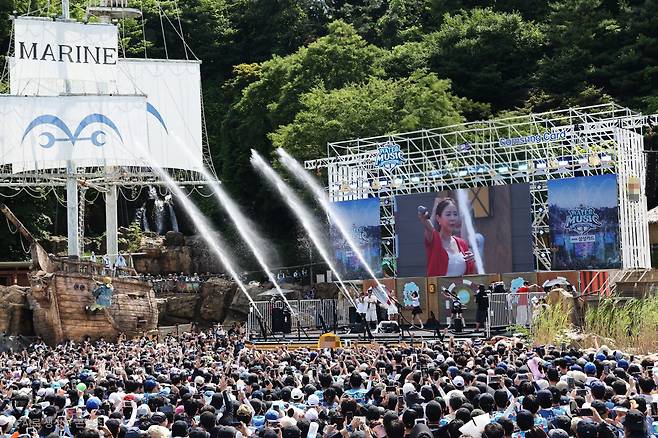 ◇지난 12일 캐리비안 베이 워터 뮤직 풀파티에서 펼쳐진 코요태 공연 모습