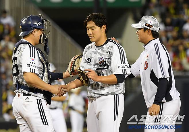 4일 잠실구장에서 열린 두산 베어스와 KIA 타이거즈의 경기. 두산 선발 최원준이 마운드에서 내려오고 있다. 잠실=박재만 기자 pjm@sportschosun.com/2025.06.04/