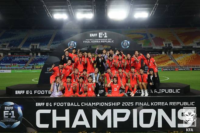 2005년 동아시안컵에서 우승한 유영실 서울시청 감독, 송주희 경주한수원 감독 등 선배들과 신상우호 후배들이 20년 만의 안방 우승 후 다함께 승리의 세리머니를 하고 있다. 사진제공=KFA