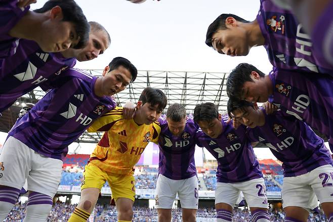 울산문수축구경기장/ K리그1/ 울산HDFC vs 대구FC/ 울산 윤재석, 보야니치, 김영권, 문정인, 트로야크, 이재익, 박민서, 고승범, 이진현/ 스크럼/ 사진 김정수