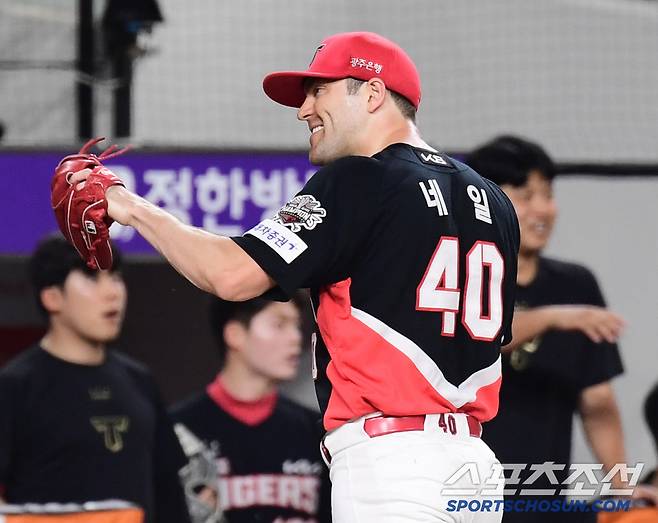 10일 대전 한화생명 볼파크에서 열린 한화와 KIA의 경기. 5회말 2사 1, 2루. 최인호 볼넷 때 유로결이 3루에서 견제사를 당했다. 김태군 포수에게 박수를 보내는 KIA 네일. 대전=송정헌 기자songs@sportschosun.com/2025.07.10/