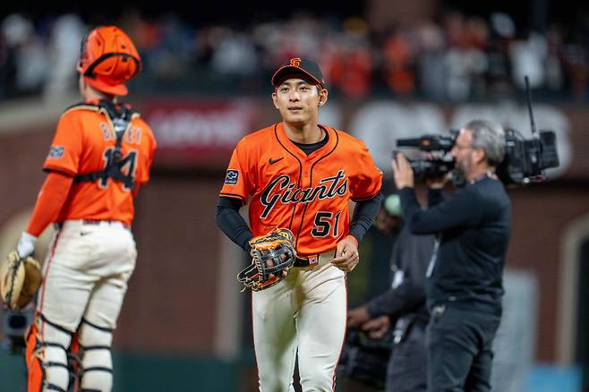 샌프란시스코 자이언츠 이정후가 지난 12일(한국시각) LA 다저스전 승리 후 뛰어들어오고 있다 . Imagn Images연합뉴스