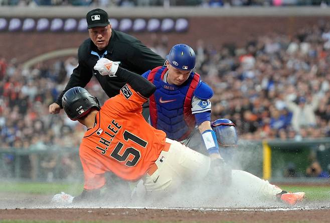 샌프란시스코 자이언츠 이정후가 홈에서 아웃되고 있다. AFP연합뉴스