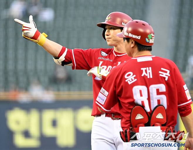 26일 잠실야구장에서 열린 SSG와 두산의 경기, 3회초 1사 1루 박성한이 안타를 치고 기뻐하고 있다. 잠실=허상욱 기자wook@sportschosun.com/2025.06.26/