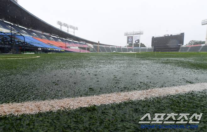 17일 잠실구장에서 열릴 LG 트윈스와 롯데 자이언츠의 경기가 우천 순연됐다. 잠실=박재만 기자 pjm@sportschosun.com/2025.07.17/