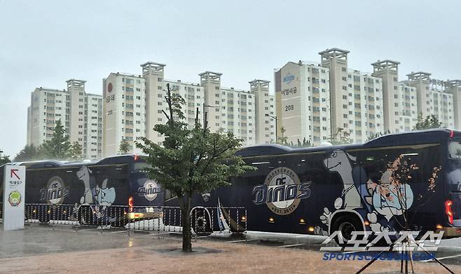 NC 다이노스 선수단이 17일 광주 KIA 타이거즈전 우천 취소가 결정된 가운데 광주기아챔피언스필드를 떠나지 못하고 있다. 폭우 탓에 숙소 접근이 어려워서다. 광주=김민경 기자