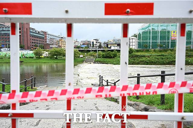 전북 지역은 17일 오후 8시 기준 고창과 임실, 순창, 정읍, 남원에 호우경보가 유지되고 있다. 사진은 호우특보로 출입이 통제된 다리. /서예원 기자