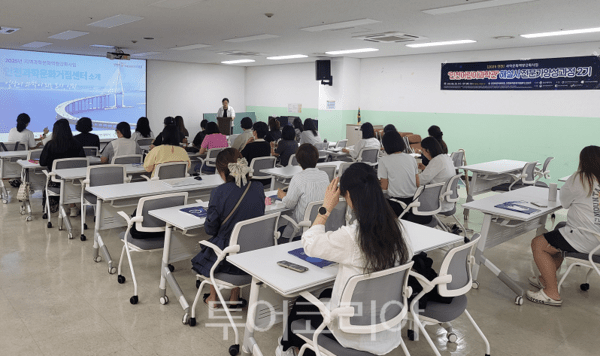 인천과학문화거점센터가 지난 7월 14일 인천어린이과학관과 공동으로 운영한 '2025년 인천어린이과학관 해설사 양성과정 2기'마무리하고 있다.