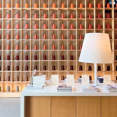 @banulstory_official&nbsp; | 뜨개인들의 성지 ‘바늘이야기’ 오프라인 매장. 뜨개실을 정렬해놓은 대형 포토 월은&nbsp;‘인증 샷 명소’로 통한다.