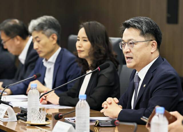 문신학 산업통상자원부 1차관(맨 오른쪽)이 16일 서울 남대문로 대한상공회의소에서 열린 '제조업 AI전환(AX) 관계부처 합동회의'를 주재하고 있다.