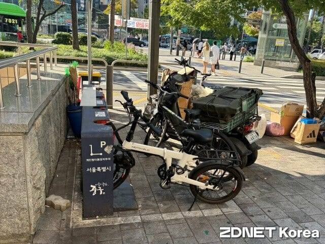 서울 중구에 위치한 PM 주차존에 오토바이와 자전거 등이 주차돼 있다