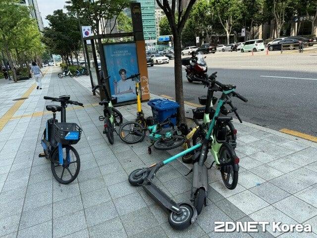 주차존 인근 버스정류장에 방치돼 있는 PM