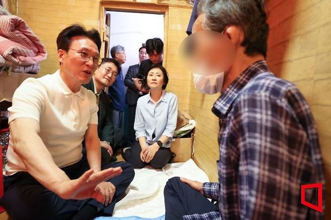 김민석 국무총리가 지난 9일 대전시 동구 쪽방촌을 찾아 주민과 대화하고 있다. 사진=국무총리실 제공