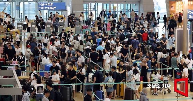 지난해 7월 인천국제공항 제1여객터미널 출국장에 해외여행을 떠나는 인파들로 북적이고 있다. 조용준 기자