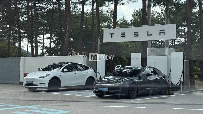 사진 : 가평휴게소에 설치된 테슬라 수퍼차저