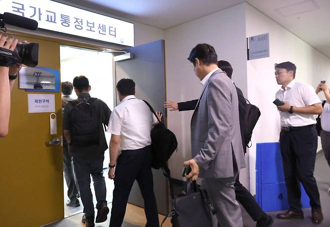 양평고속도로 특혜 의혹 관련 국토교통부 압수수색에 나선 김건희 특검팀이 14일 오전 정부세종청사 국가교통정보센터로 향하고 있다./뉴시스