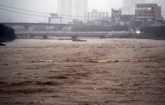 17일 충북 청주시 무심천 하상도로가 빗물에 잠겨있다. 밤사이 청주에는 230mm가 넘는 폭우가 내렸다. /뉴스1